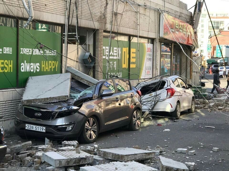 시민 제보 3. 포항에서 5.4 규모의 지진이 발생하자 건물 외벽이 무너지면서 주차된 차량 위로 파편이 떨어졌다.