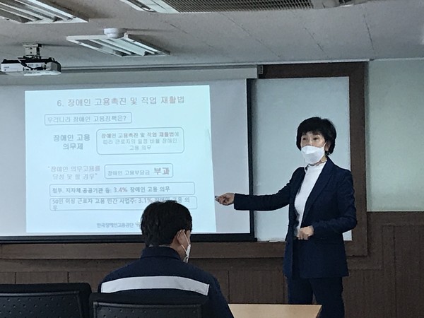 ▲이수민 대구장애인 권익협회장의 장애인의 인식개선 교육 모습.