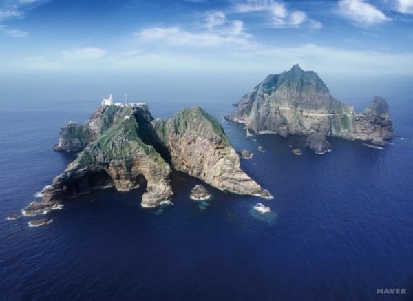 ▲ 독도(獨島, Dokdo)는 두 개의 섬으로 이루어져 있다. 