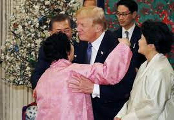 청와대에서 전직 일본 종군 위안부를 트럼프 대통령에 안겨주는 文대통령 부부