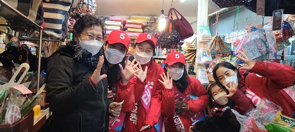 ▲ 5번 도태우 후보 4명의 딸들과 선거운동하는 배우자 강수정 여사의 모습.