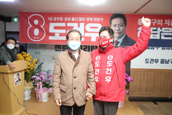 ▲ 홍준표 의원이 도건우 후보 지지를 위해 선거사무실을 방문 출정식 행사후 사진을 찍고있는 모습이다.