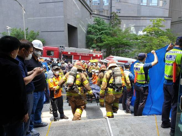 ▲ 소방대원들이 화재진입과 인명구조에 투입되고 있다 ©대구 소방본부 제공