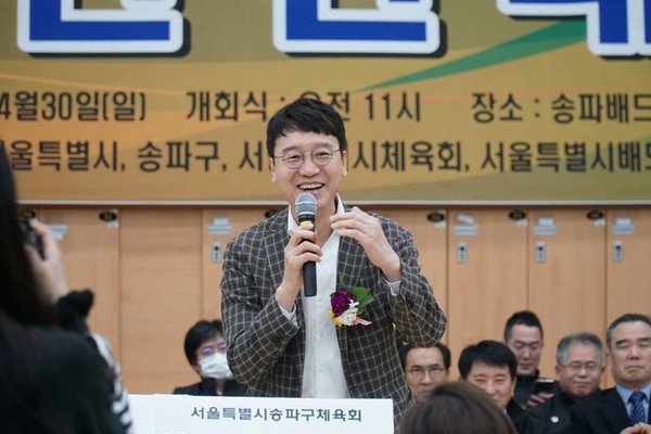 ▲ 국민의힘 김웅 의원이 자신의 지역구 행사에서 인사하고 있다(사진출처, 김웅 페이스북)