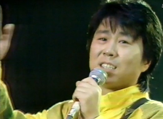 국민가수 조용필이 1983년 대 히트곡, "일편단심 민들레" 를 영창하고 있는 당시의 모습이다.