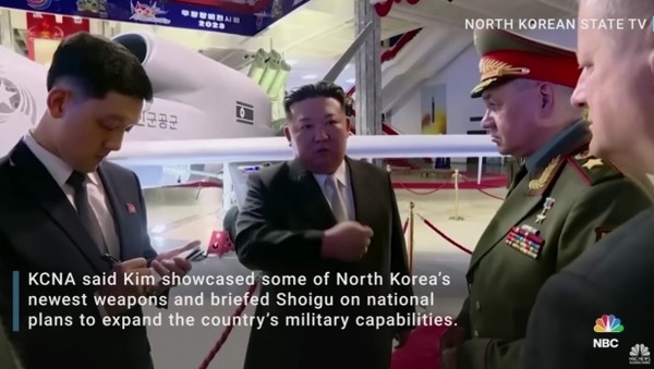 세르게이 쇼이구 러시아 국방장관에게 북한 무기를 설명해주는 김정은. NBC뉴스 갈무리