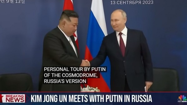 푸틴과 악수하는 김정은. 미 NBCNews 비디오 갈무리