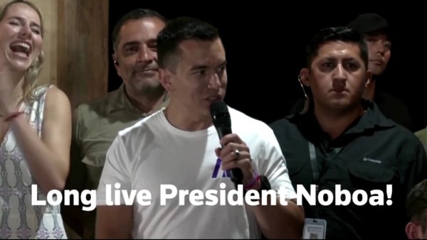 가운데 흰색 티셔츠 입은 에콰도로 최연소 대통령 당선인 다니엘 노보아. 로이터 비디오 갈무리