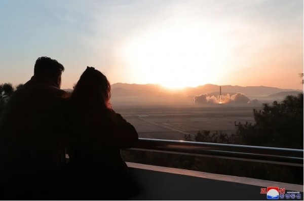 딸 김주애와 나란히 대륙간탄도미사일 화성17형 발사 장면을 지켜보고 있는 북한 조선노동당 총비서 김정은. KCNA 유튜브 갈무리